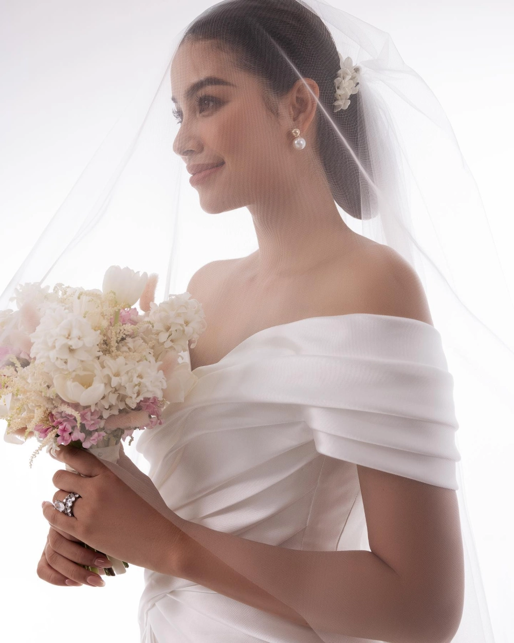 Giây phút Hoa hậu Phạm Hương đăng quang vỡ òa cảm xúc