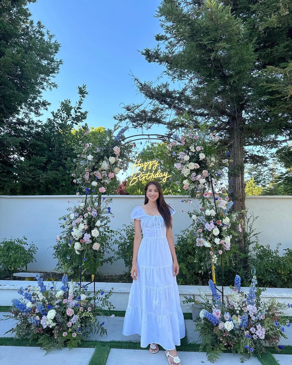 Thần thái cuốn hút của Phạm Hương hoa hậu khiến fan ngưỡng mộ