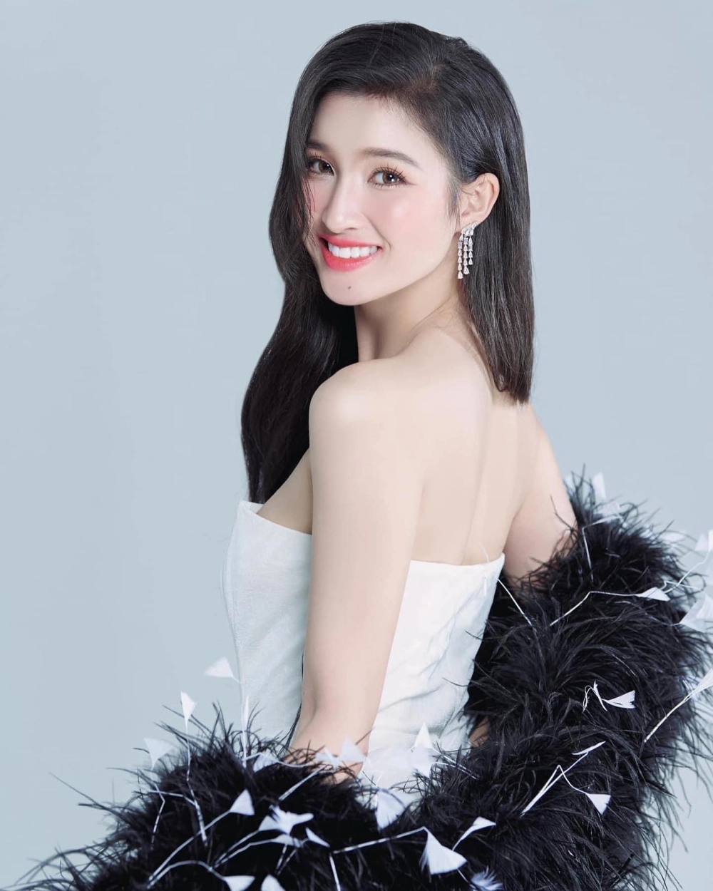 Thưởng thức em cười thật đẹp, nụ cười ngọt ngào và cuốn hút