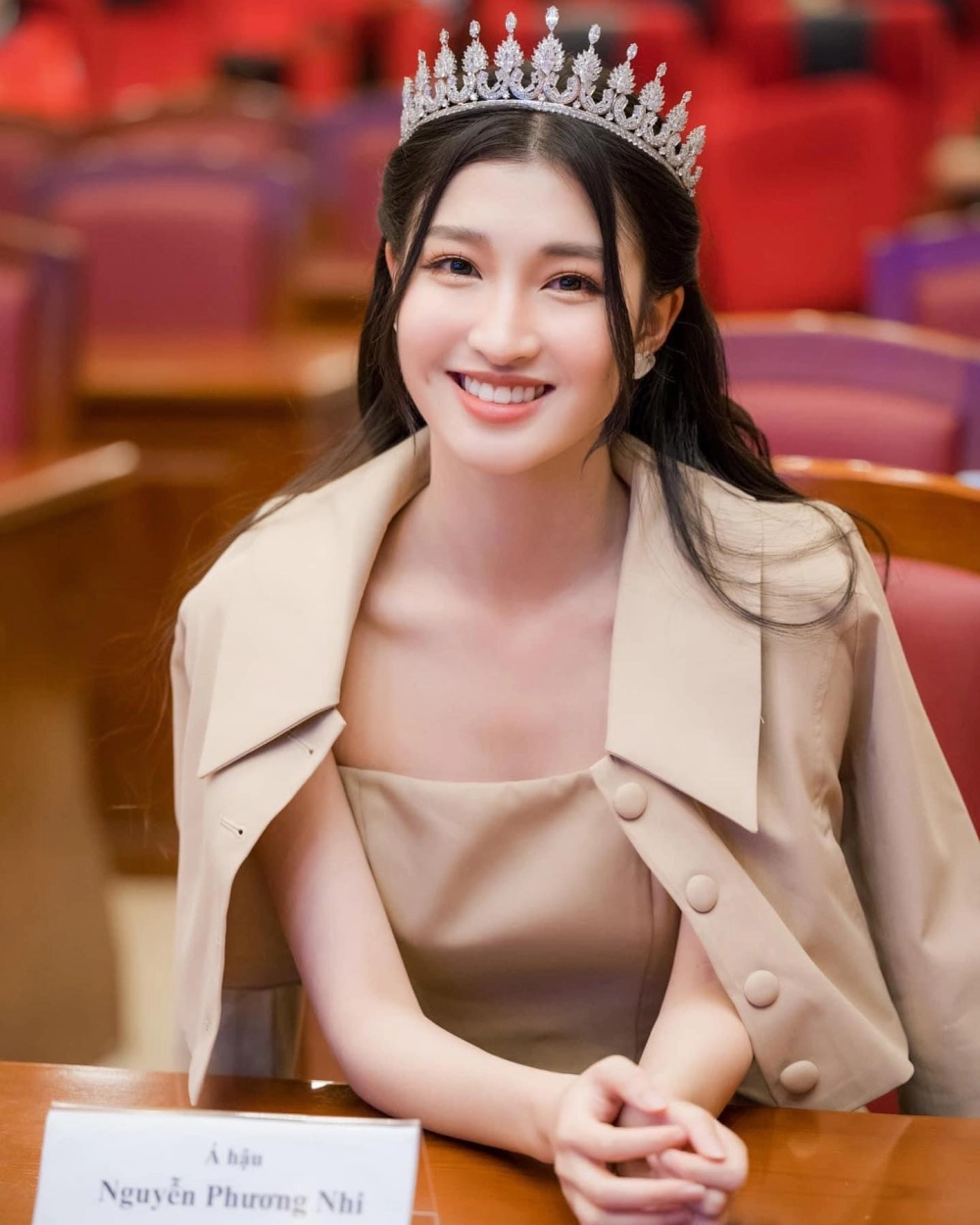 Ngắm gái xinh cười mỉm, nụ cười dịu dàng và quyến rũ