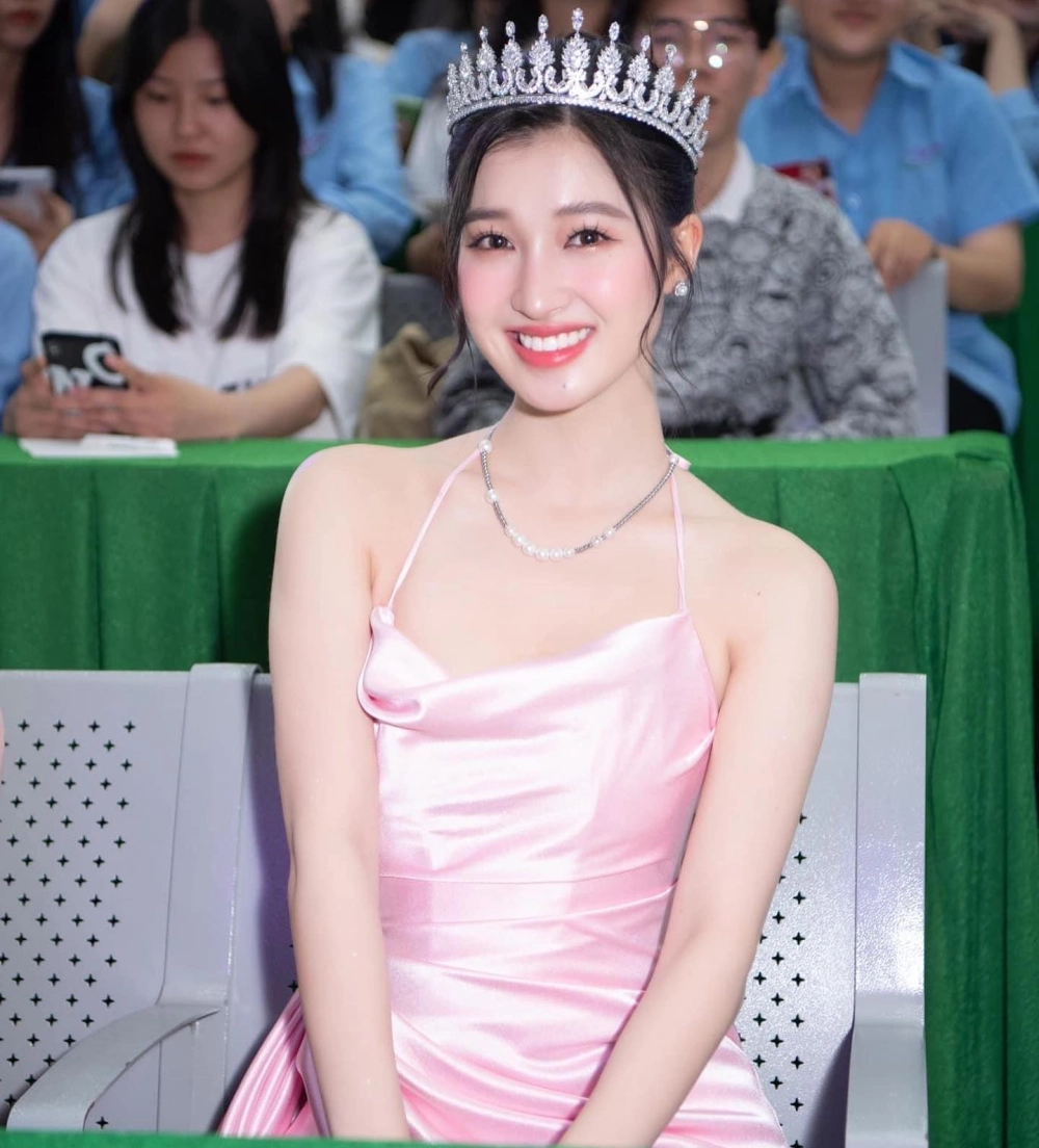 Tải hình ảnh gái xinh cười, phong cách tươi trẻ và đáng yêu