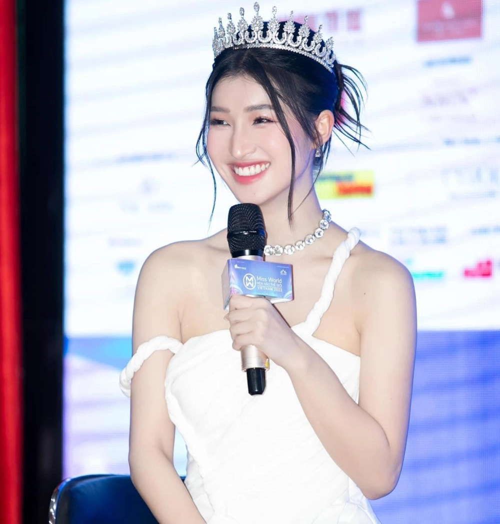 Thưởng thức gái đẹp cười, nụ cười tươi trẻ và quyến rũ