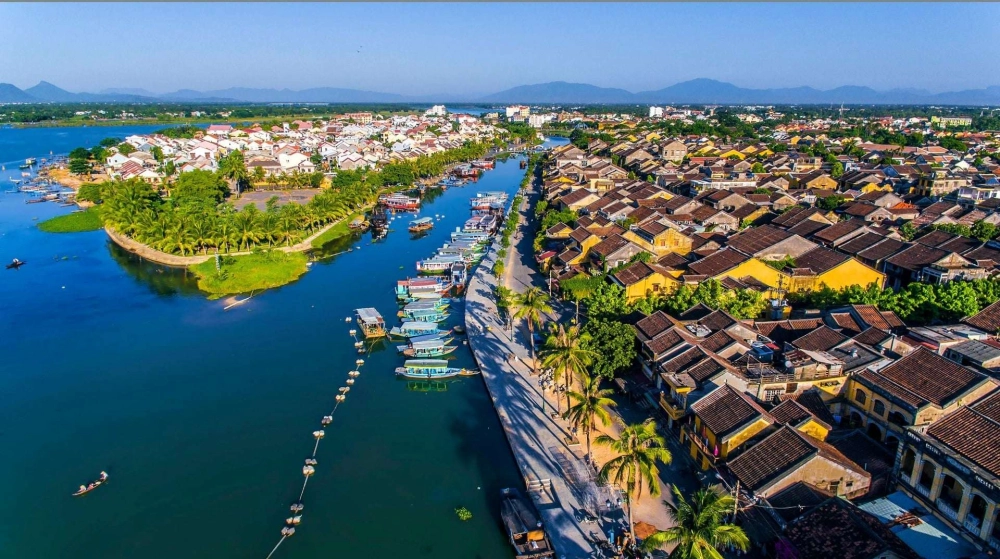 Lối nhỏ quen xưa Em về qua chiều vàng ngập nắng