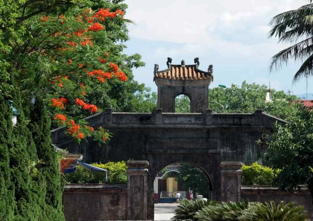 Cây phượng vĩ trong thành cổ Quảng Trị đỏ như máu anh hùng