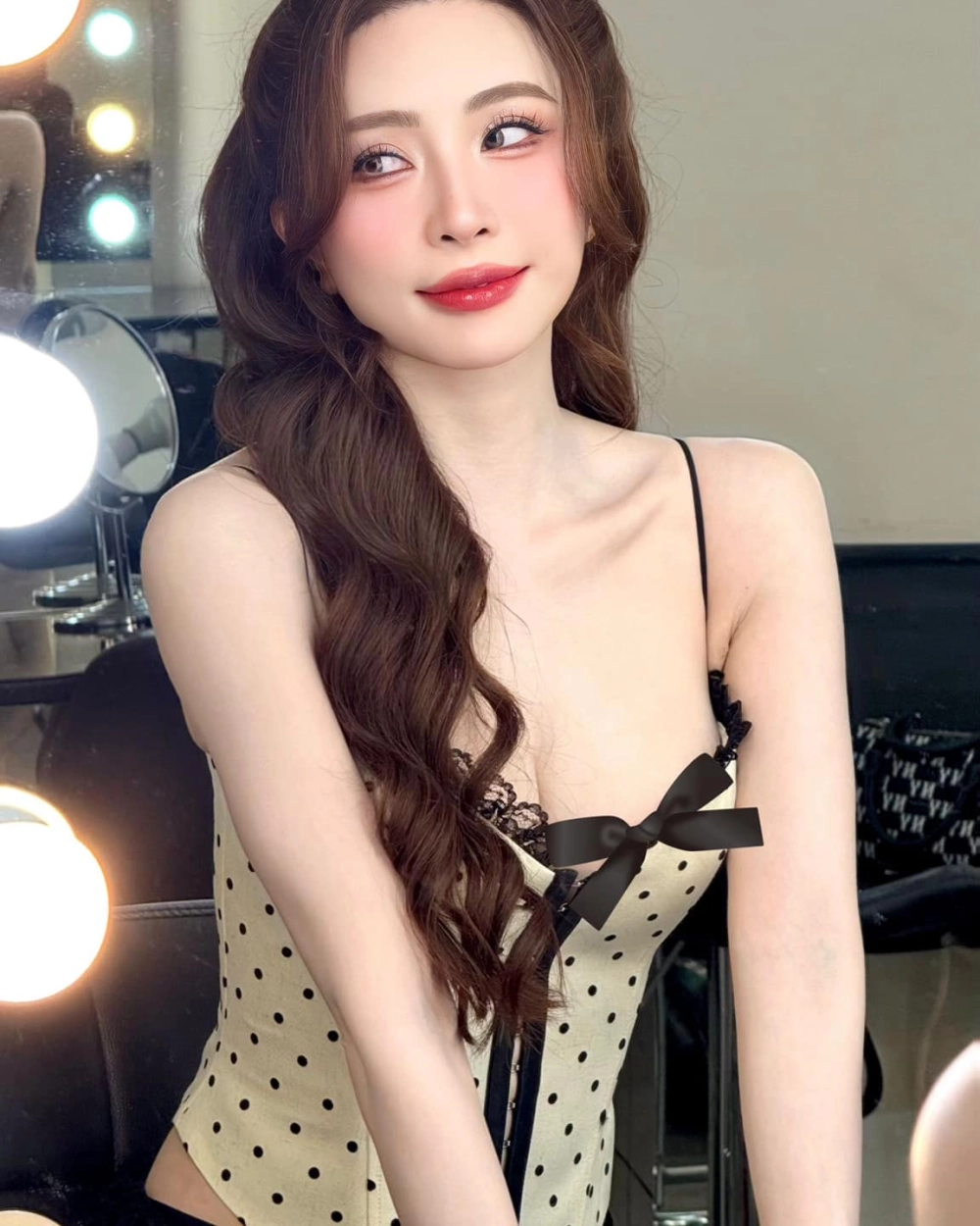 Hình ảnh hot girl online tràn ngập trên mạng xã hội Việt