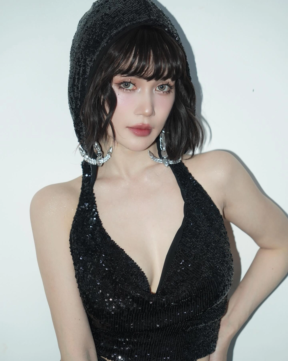 Chiêm ngưỡng gái xinh Tik Tok show hàng, phong cách táo bạo