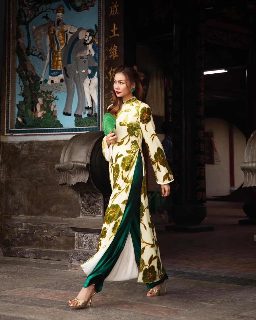 Người mẫu Thanh Hằng vedette hàng đầu sải bước tự tin sàn catwalk 