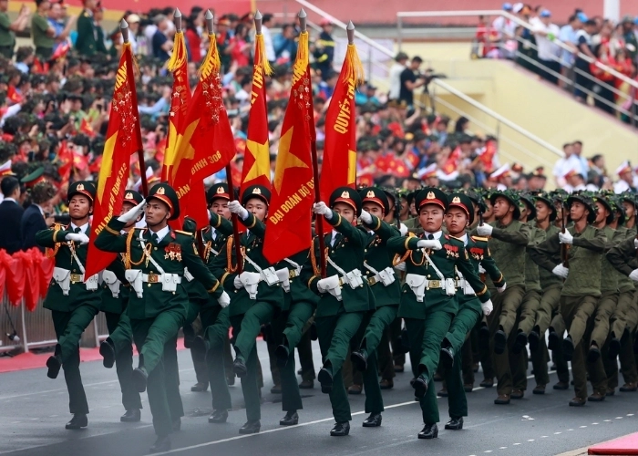 Ấm lòng lính trẻ ngày đoàn tụ em trao