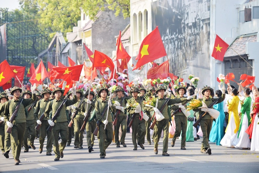 Bài thơ về ngày giải phóng thủ đô khắc họa Mùa thu năm ấy