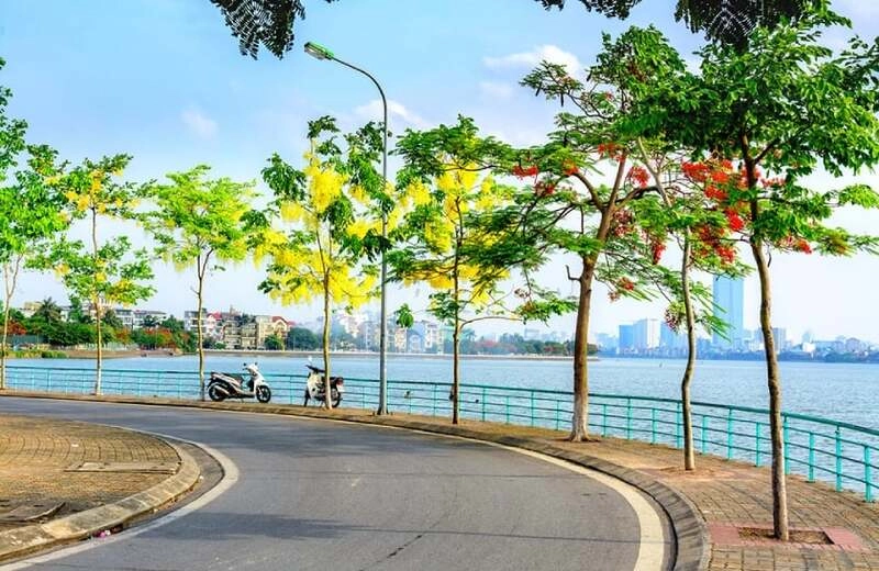 Lặng lẽ níu chân Hồ Tây quyến rũ