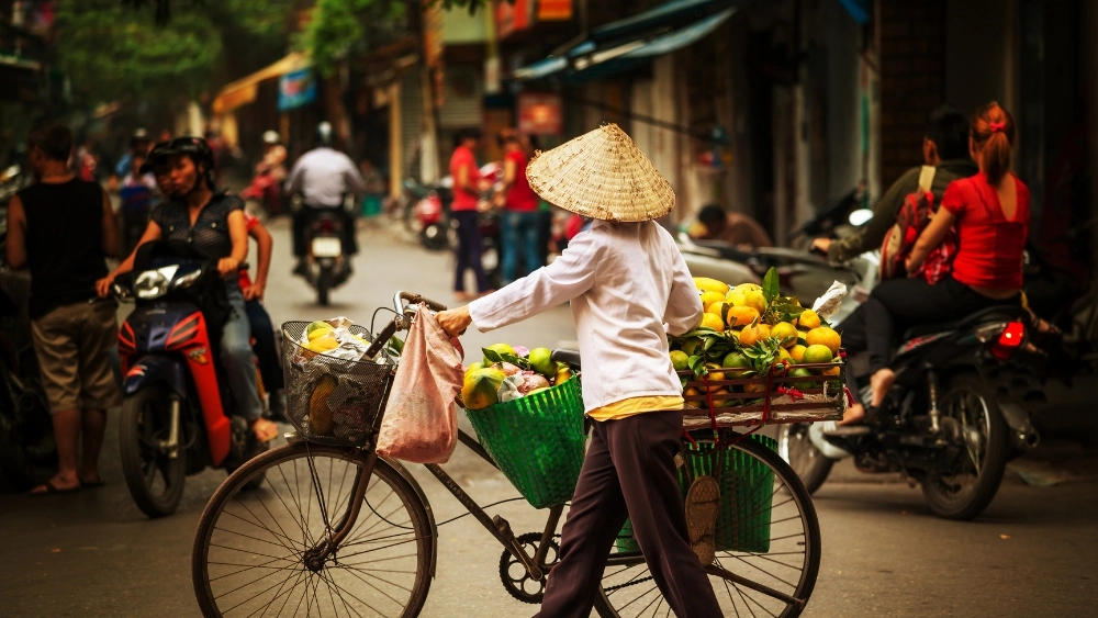 Bìa truyện hoặc tranh minh họa chân dung bà Hiền – hiện thân của cốt cách, khí chất thanh lịch người Tràng An trong “Một Người Hà Nội”.