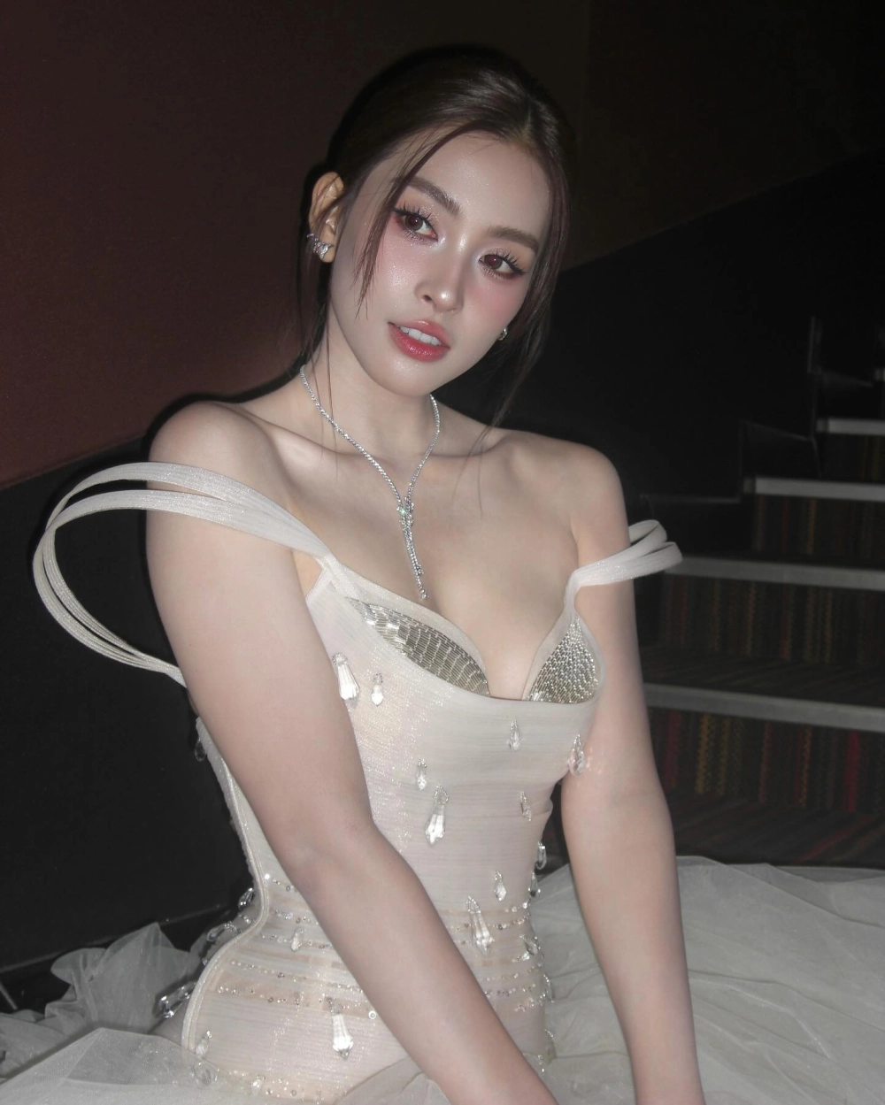Thưởng thức gái xinh tóc dài đeo kính cute, phong cách thông minh