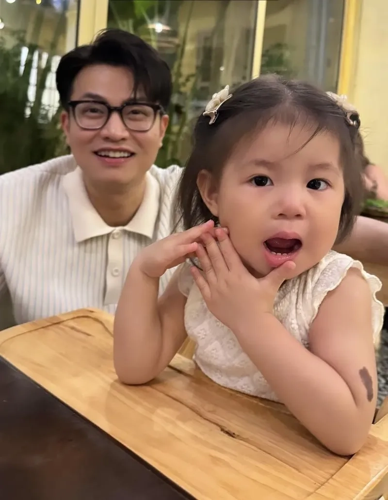 Thưởng thức hình nền bé gái mùa đông, phong cách ấm áp và dễ thương