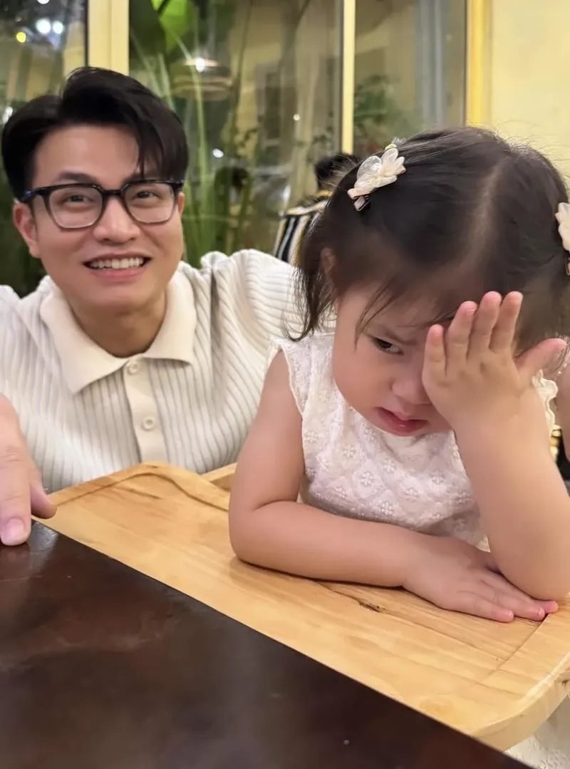 Ngắm hình nền bé gái trong rừng, khung cảnh tự nhiên và thần tiên