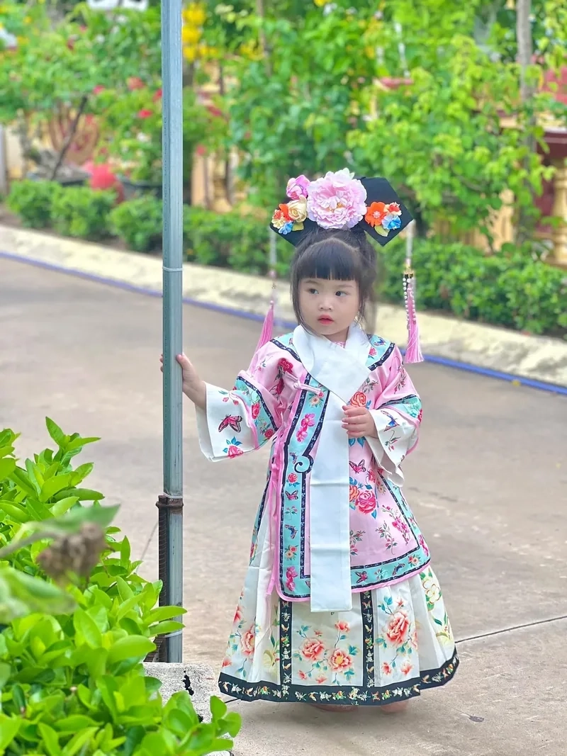 Ảnh bé gái xinh đáng yêu làm ai cũng tan chảy