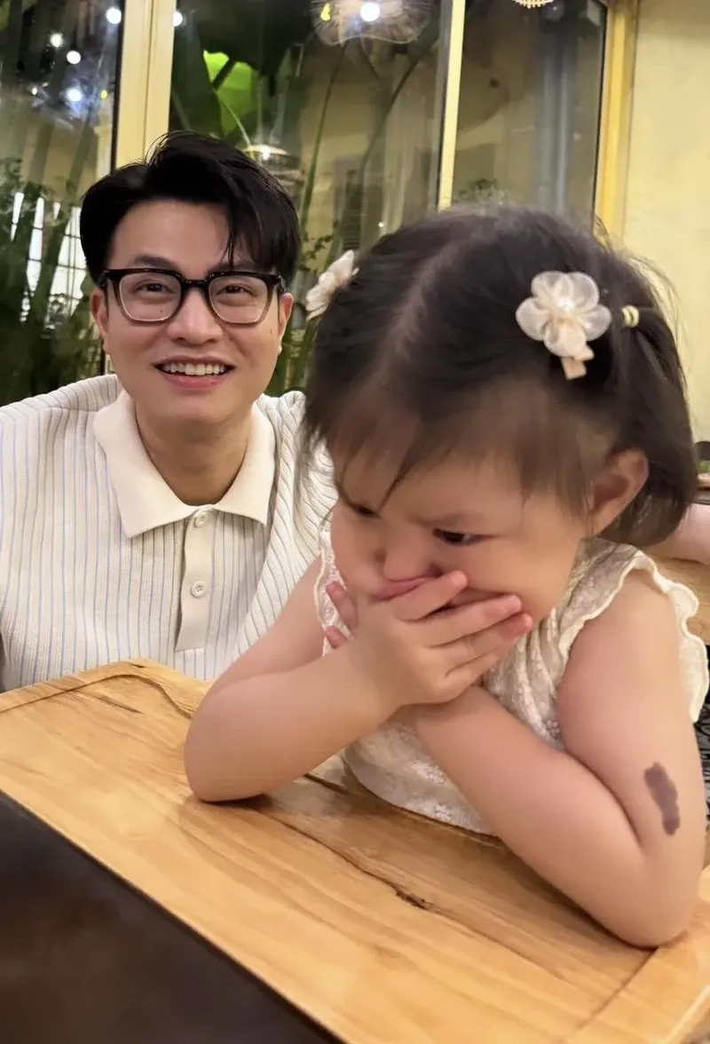 Tổng hợp ảnh em bé gái cute khiến ai cũng mỉm cười