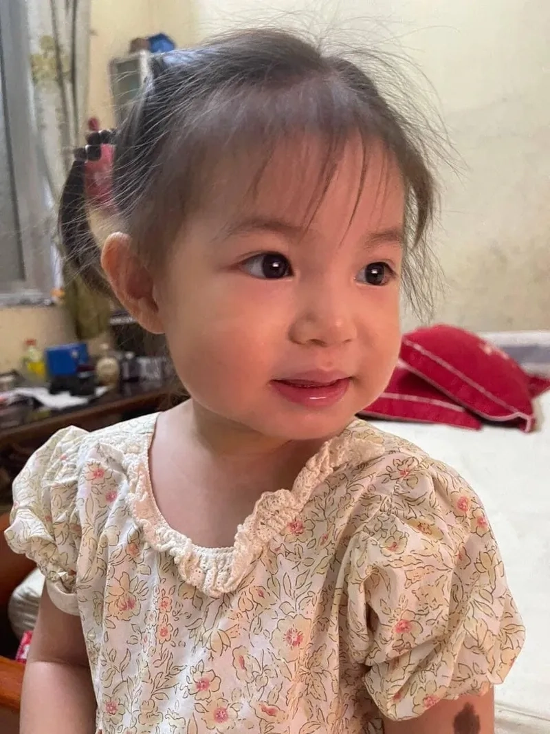 Khoảnh khắc ảnh mẹ và bé gái đầy cảm xúc