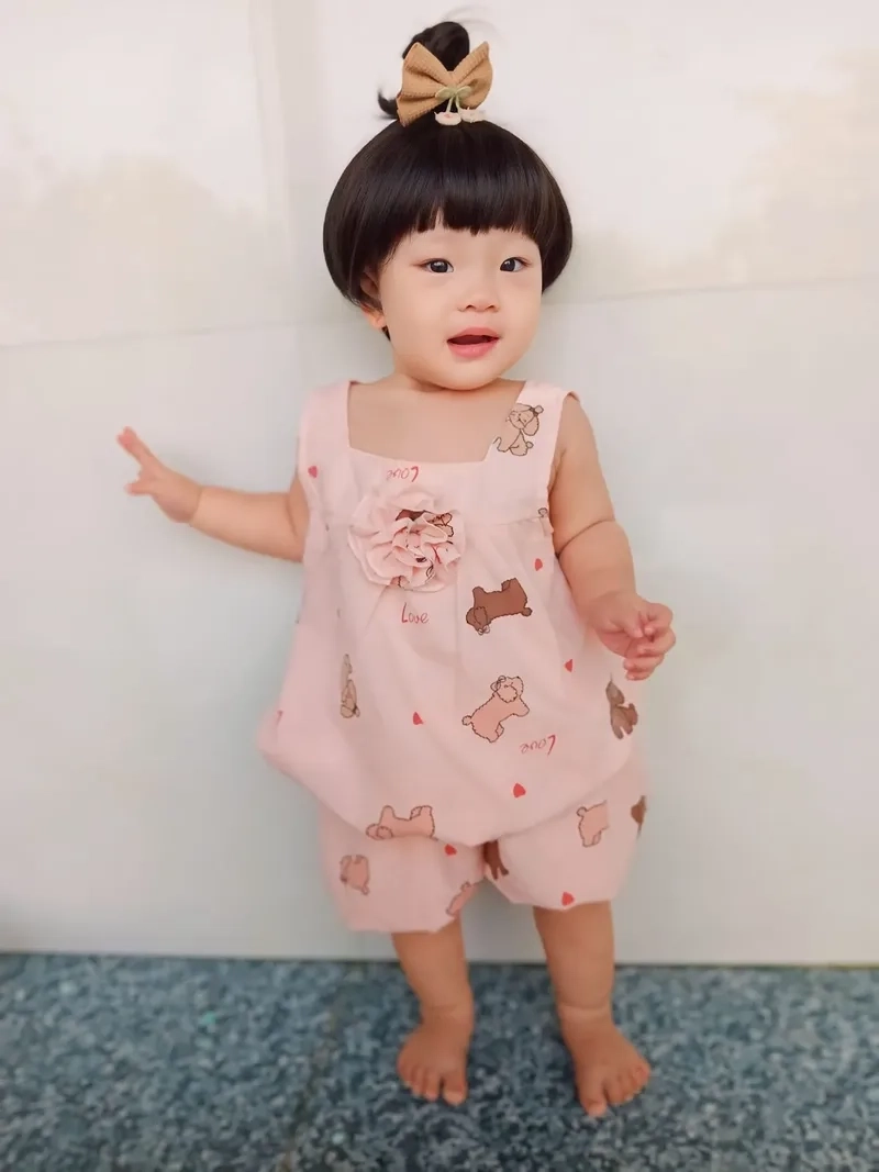 Ảnh mẹ và bé gái hoạt hình dễ thương và ấm áp