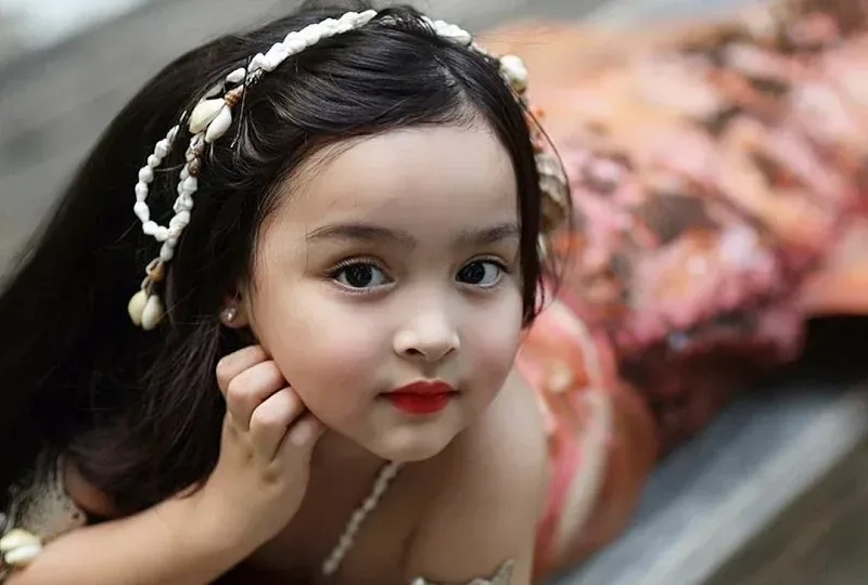 Bộ ảnh meme bé gái vui nhộn làm bạn bật cười