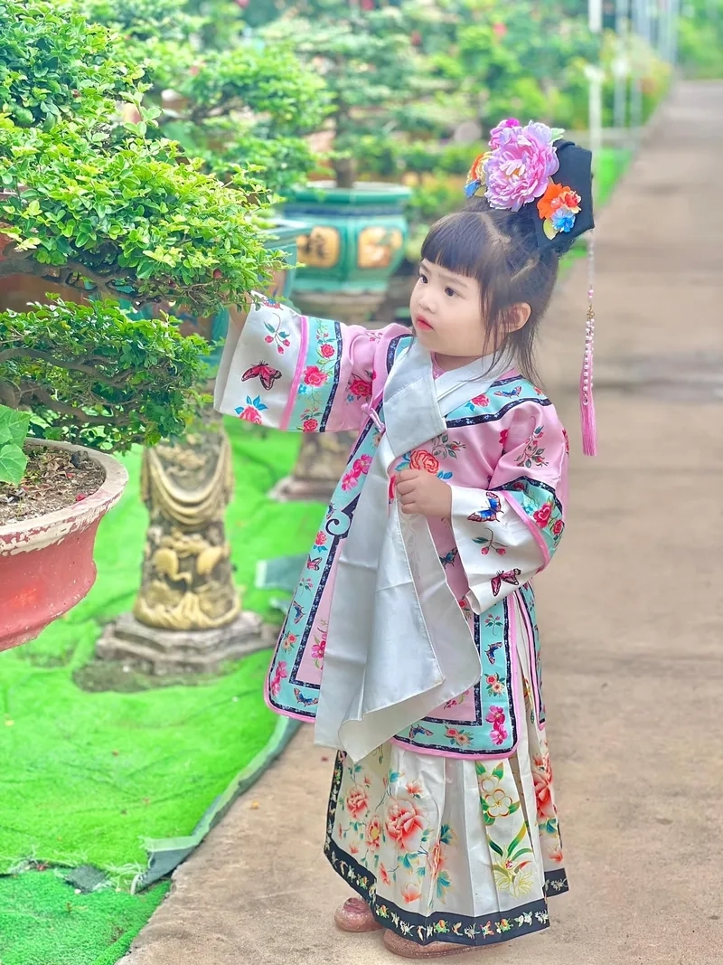 Tải wallpaper bé gái và gấu bông, khoảnh khắc ngọt ngào và đáng yêu