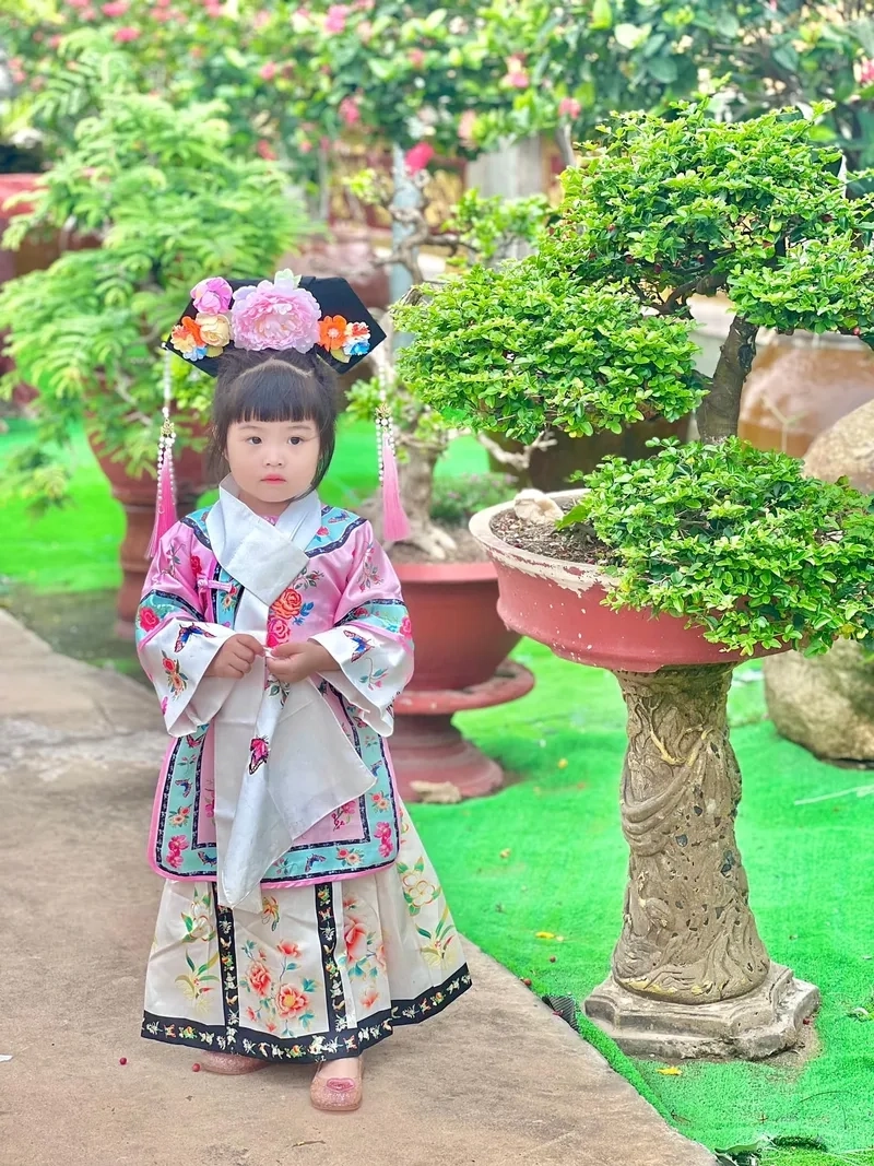 Ảnh bé gái có má lúm đồng tiền cực dễ thương