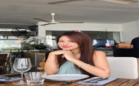 Vân Hugo gây bất ngờ với phong cách sang chảnh lạ mắt