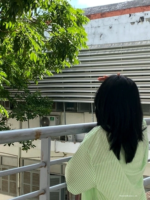 Ảnh chụp sau lưng nữ tóc ngang vai