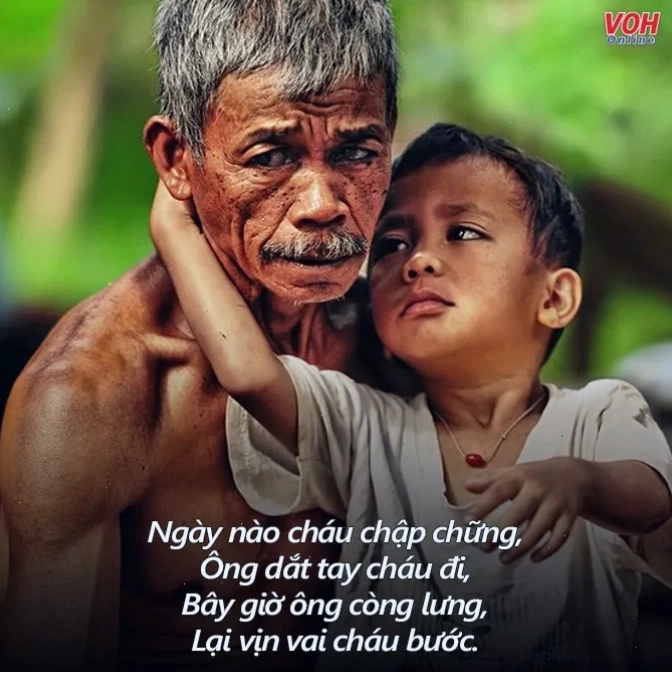 Bà hướng dẫn cháu làm việc nhà
