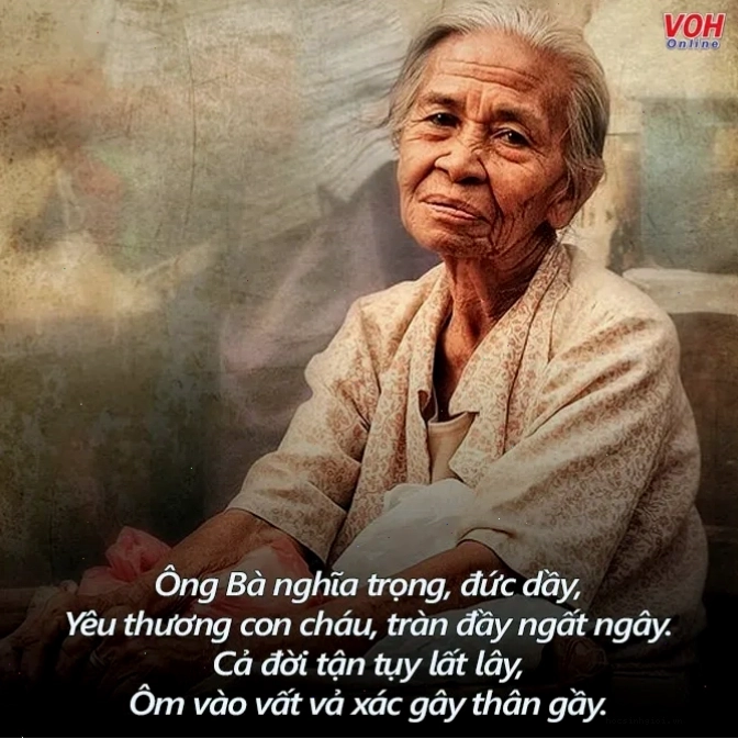 Bà ngồi kể chuyện cho cháu nghe bên hiên nhà