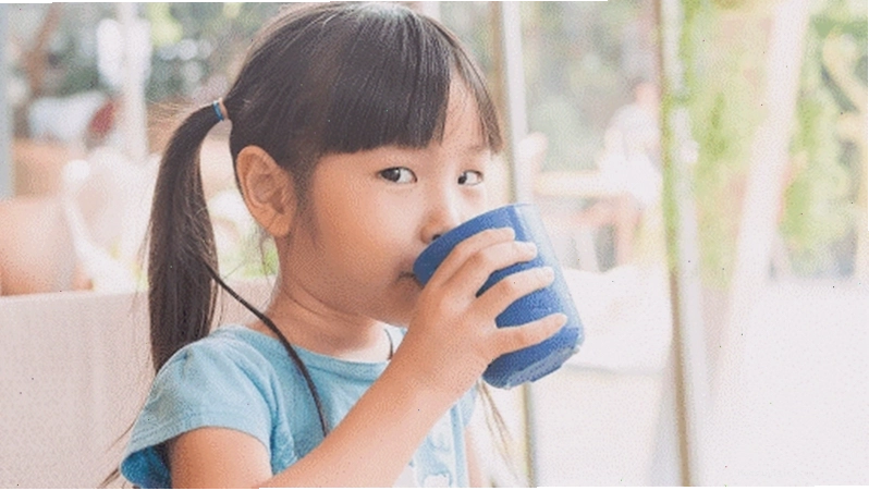 Bác sĩ đang khám cho trẻ nhỏ