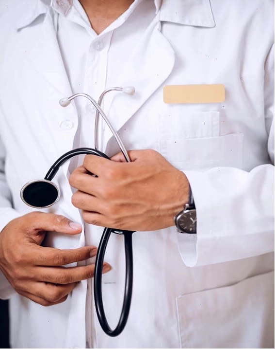 Bác sĩ đang tư vấn cho bệnh nhân lựa chọn dịch vụ y tế phù hợp