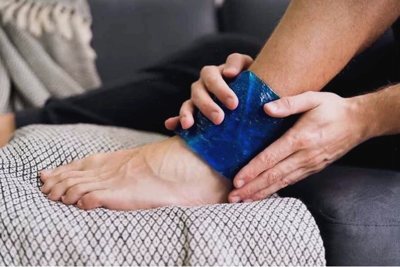 Bác sĩ khuyến nghị sử dụng phương pháp PRICE: bảo vệ, nghỉ ngơi, chườm đá, nén và nâng cao