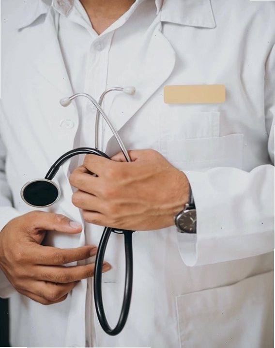 Bác sĩ nha khoa tư vấn cho bệnh nhân