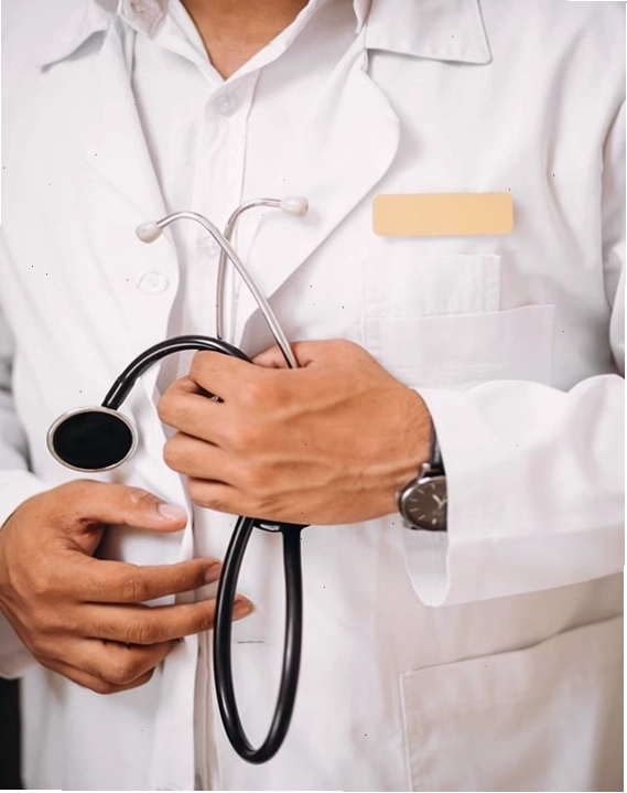 Bác sĩ nha khoa tư vấn và lựa chọn dịch vụ cho bệnh nhân