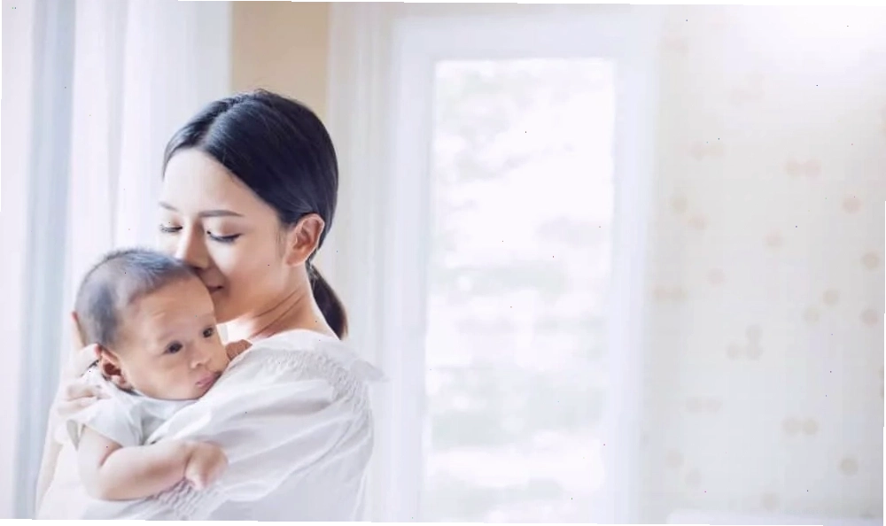 Bác sĩ nhi khoa đang khám cho một em bé