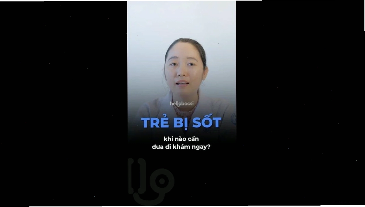 Bác sĩ nhi khoa đang khám cho trẻ sơ sinh