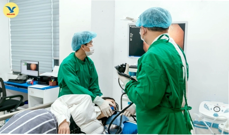 Bác sĩ thực hiện nội soi dạ dày để chẩn đoán bệnh