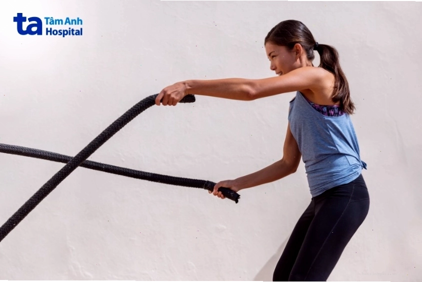 Bác sĩ tư vấn cho mẹ sau sinh mổ về chế độ dinh dưỡng và tập luyện