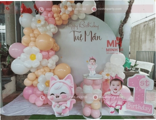 Backdrop thôi nôi bé gái dễ thương với phong cách trang trí nhẹ nhàng và tinh tế