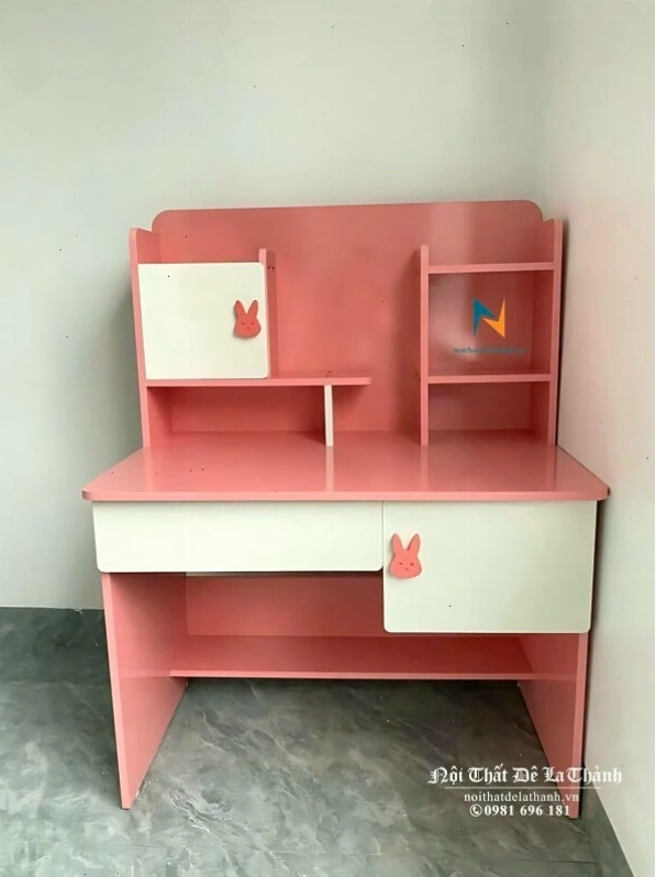 Bàn học bé gái lớp 1 màu hồng dễ thương có ngăn kéo và hình thỏ