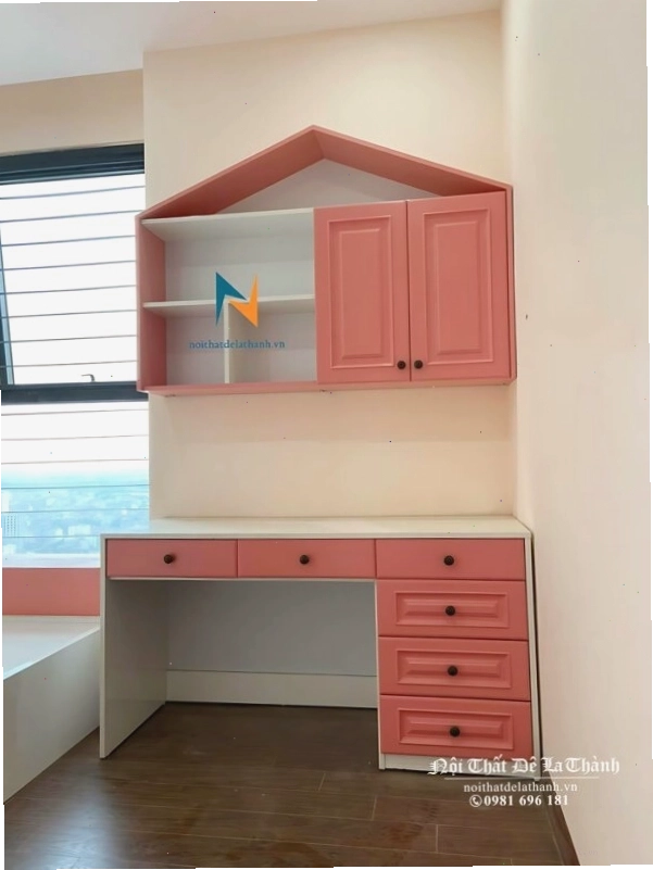 Bàn học đẹp cho bé gái màu hồng tân cổ điển có giá sách hình mái nhà