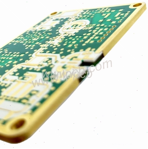 Bảng mạch với các ký hiệu và đường dẫn tín hiệu phức tạp