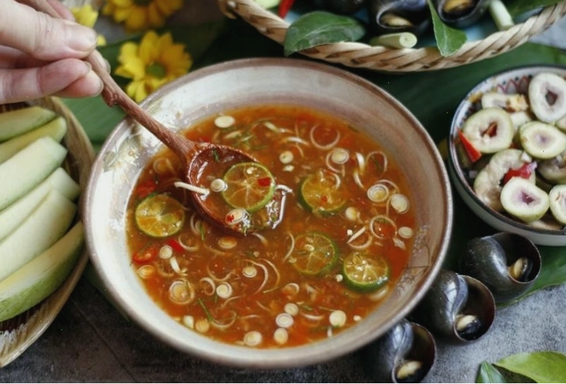 Bát nước mắm gừng sả hoàn chỉnh với màu đỏ của ớt và trắng của sả