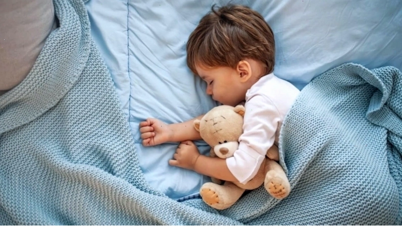 Bé 1 tuổi uống mật ong pha nước ấm