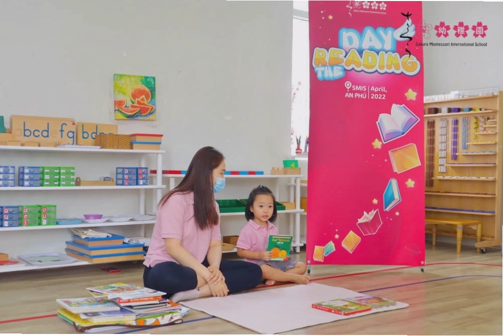 Bé 3 tuổi chăm chú lắng nghe mẹ đọc thơ