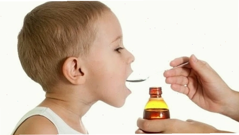 Bé 3 tuổi đang ăn súp gà ấm nóng