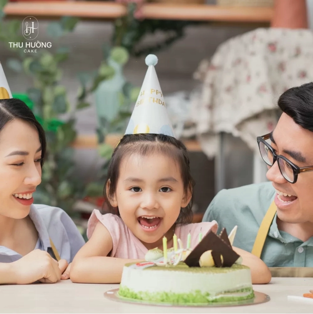 Bé gái 10 tuổi hạnh phúc nhận quà sinh nhật
