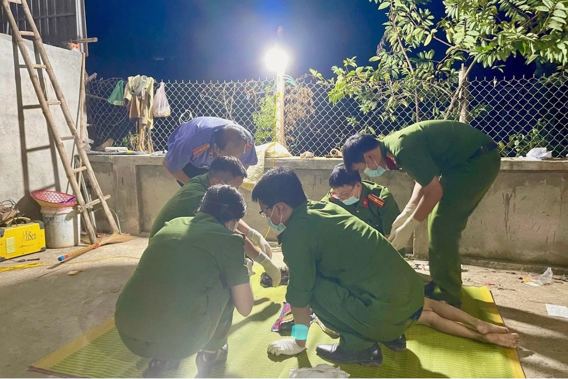 Bé gái 8 tuổi vui chơi
