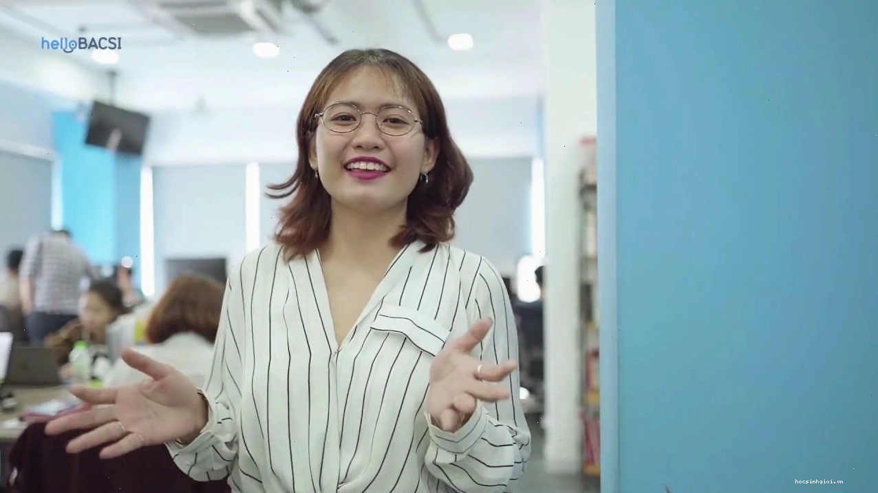 Bé sơ sinh đang được bác sĩ kiểm tra sức khỏe