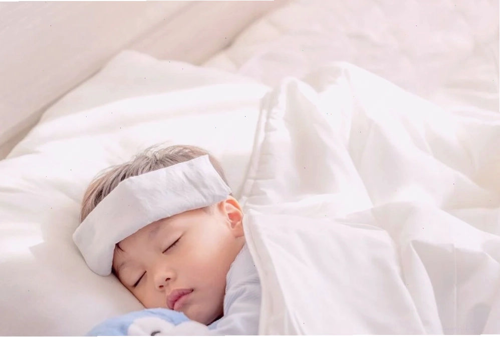 Bé sơ sinh đang được mẹ cho bú